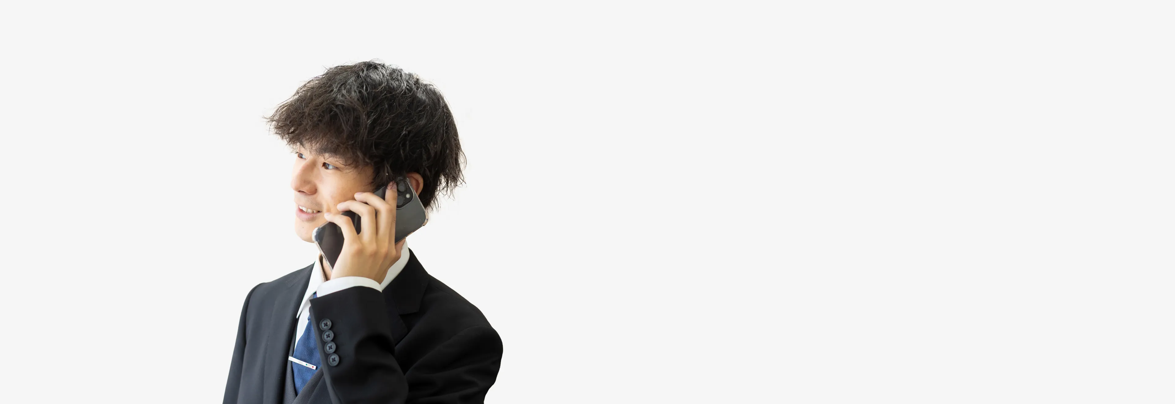 電話にてお客様のご要望をお伺いする様子