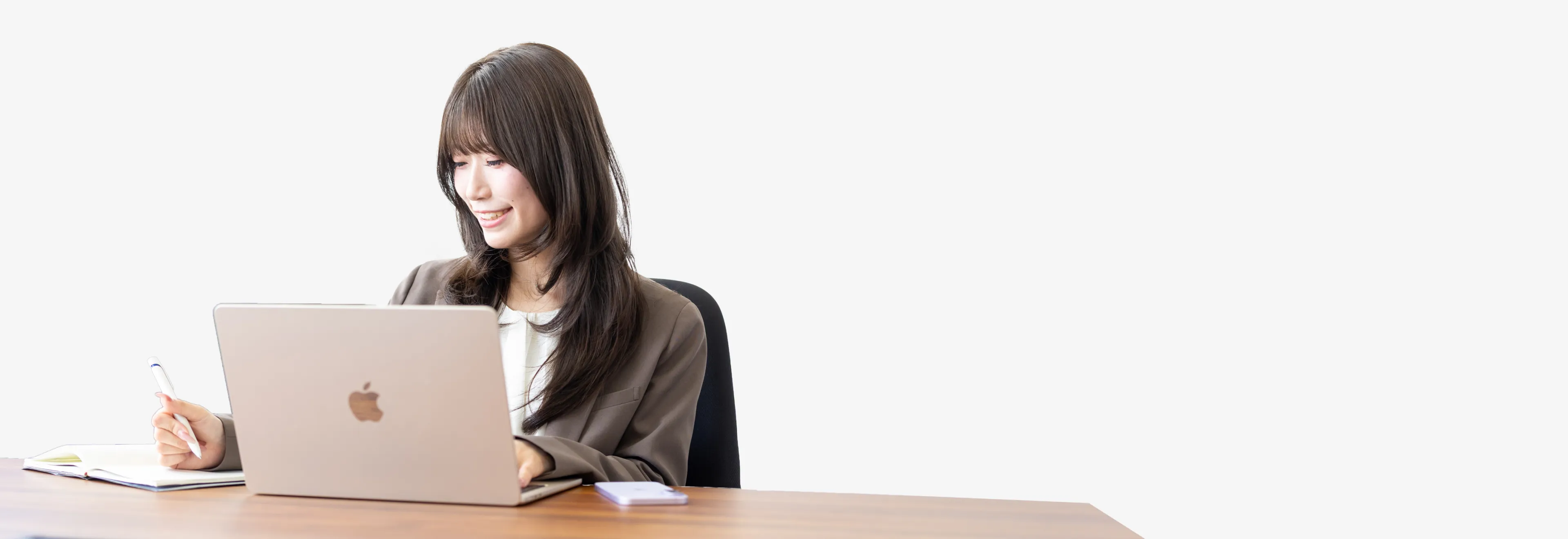 女性社員が笑顔で仕事をする様子