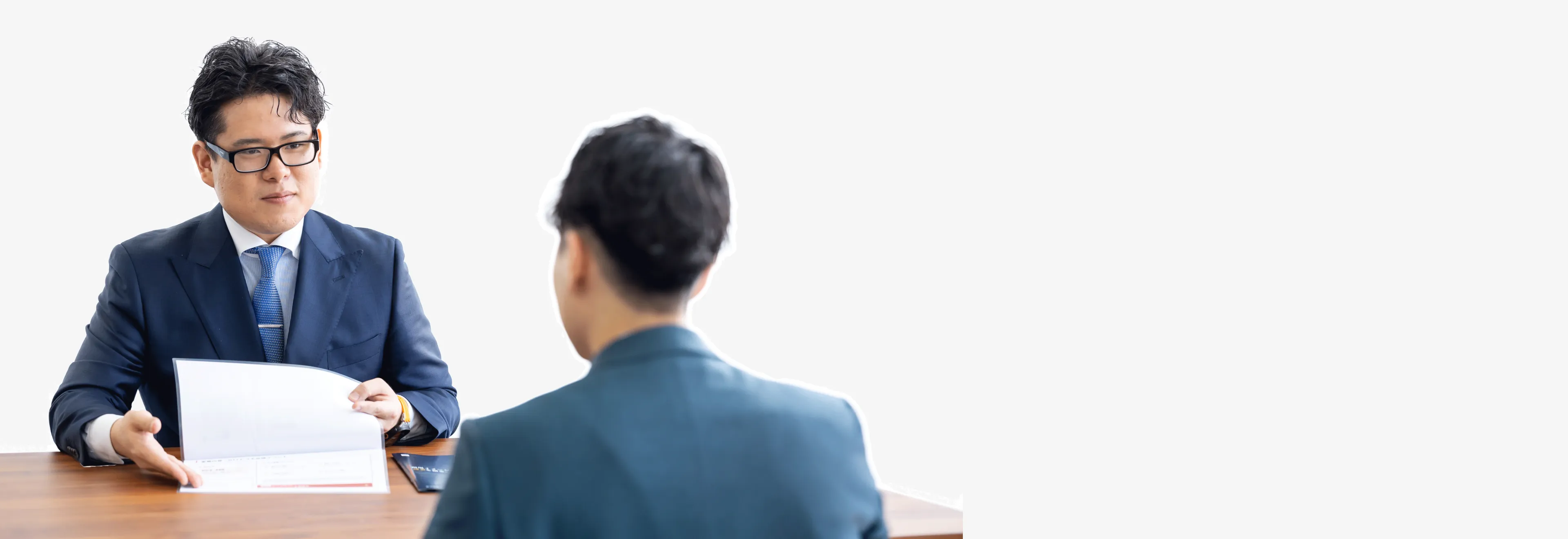 客先に直接出向き、ご提案する様子