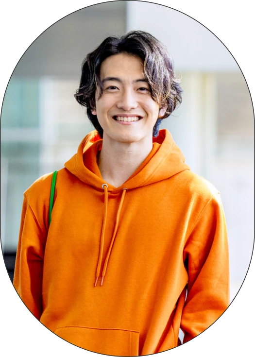 笑顔の大学生たち
