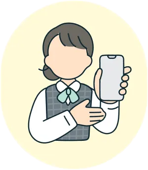 スマホを手に持つ女性スタッフ