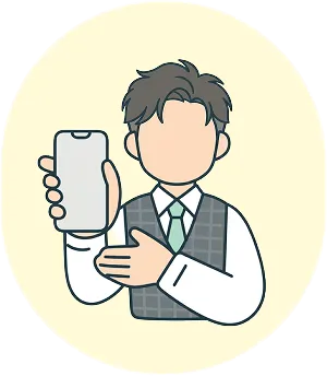 スマホを手に持つ男性スタッフ