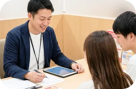 携帯プランを説明する男性スタッフ