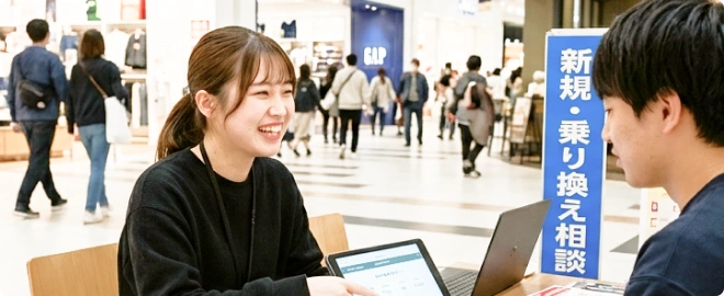 お客様へヒアリングをする女性スタッフ