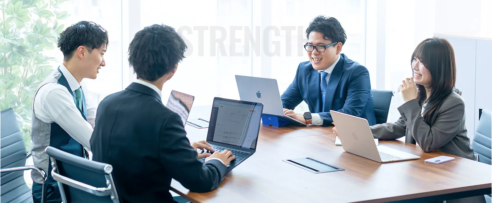 株式会社ソニック・スタッフ一同が打ち合わせをする様子